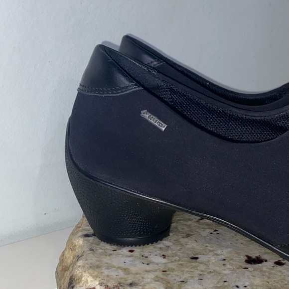 ECCO WOMEN'S SCULPTURED GTX BLACK LEATHER SLIP ON SHOE Size 38 (US 7-7.5) - Picture 5 of 16